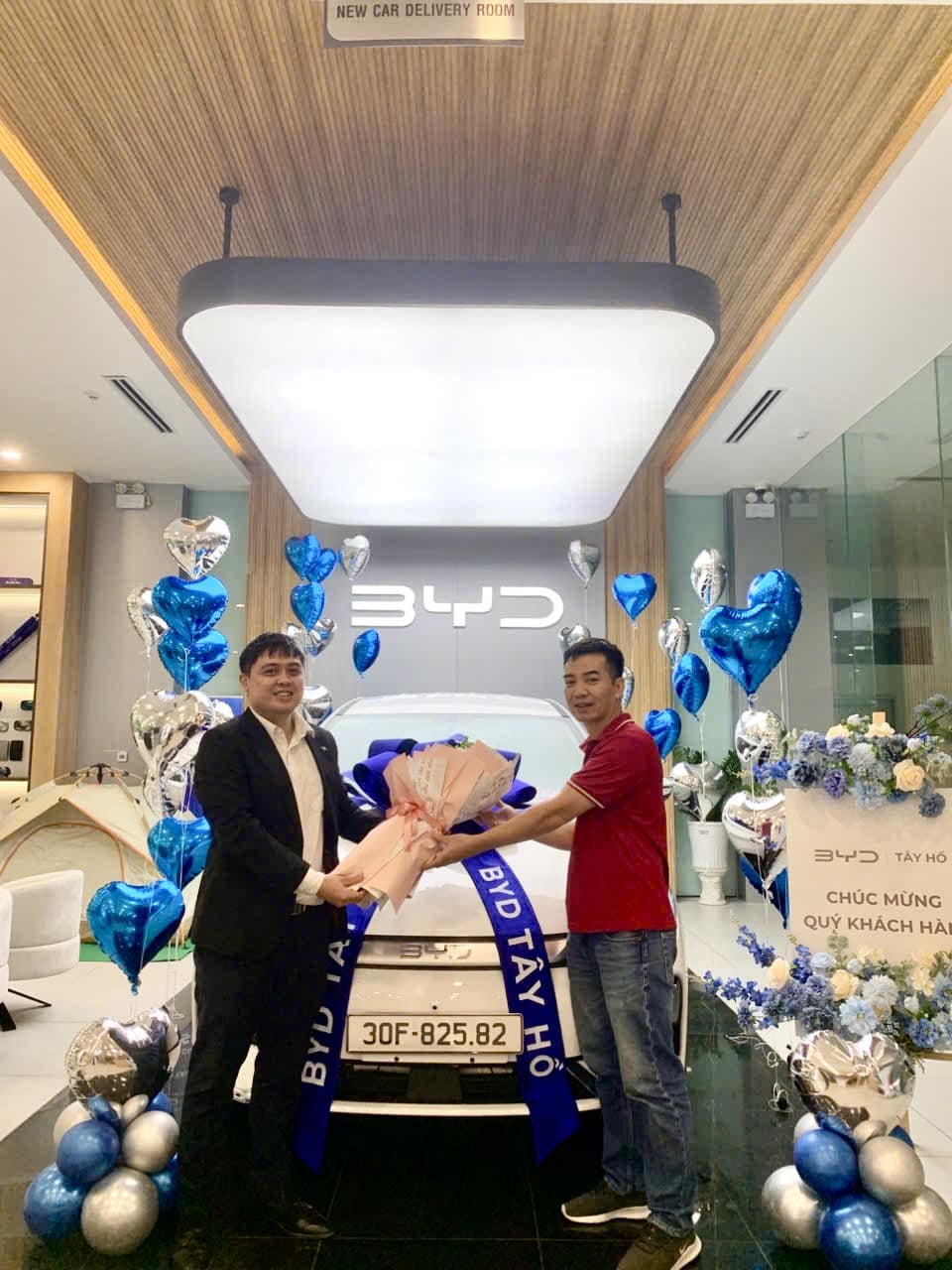 Bàn giao những chiếc BYD M6 tới tay khách hàng tại BYD Tây Hồ