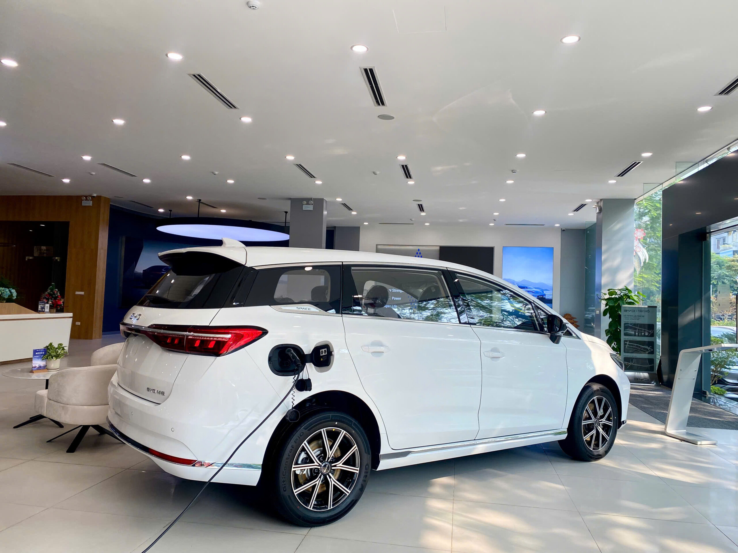 Sạc pin BYD M6 tại BYD Tây Hồ