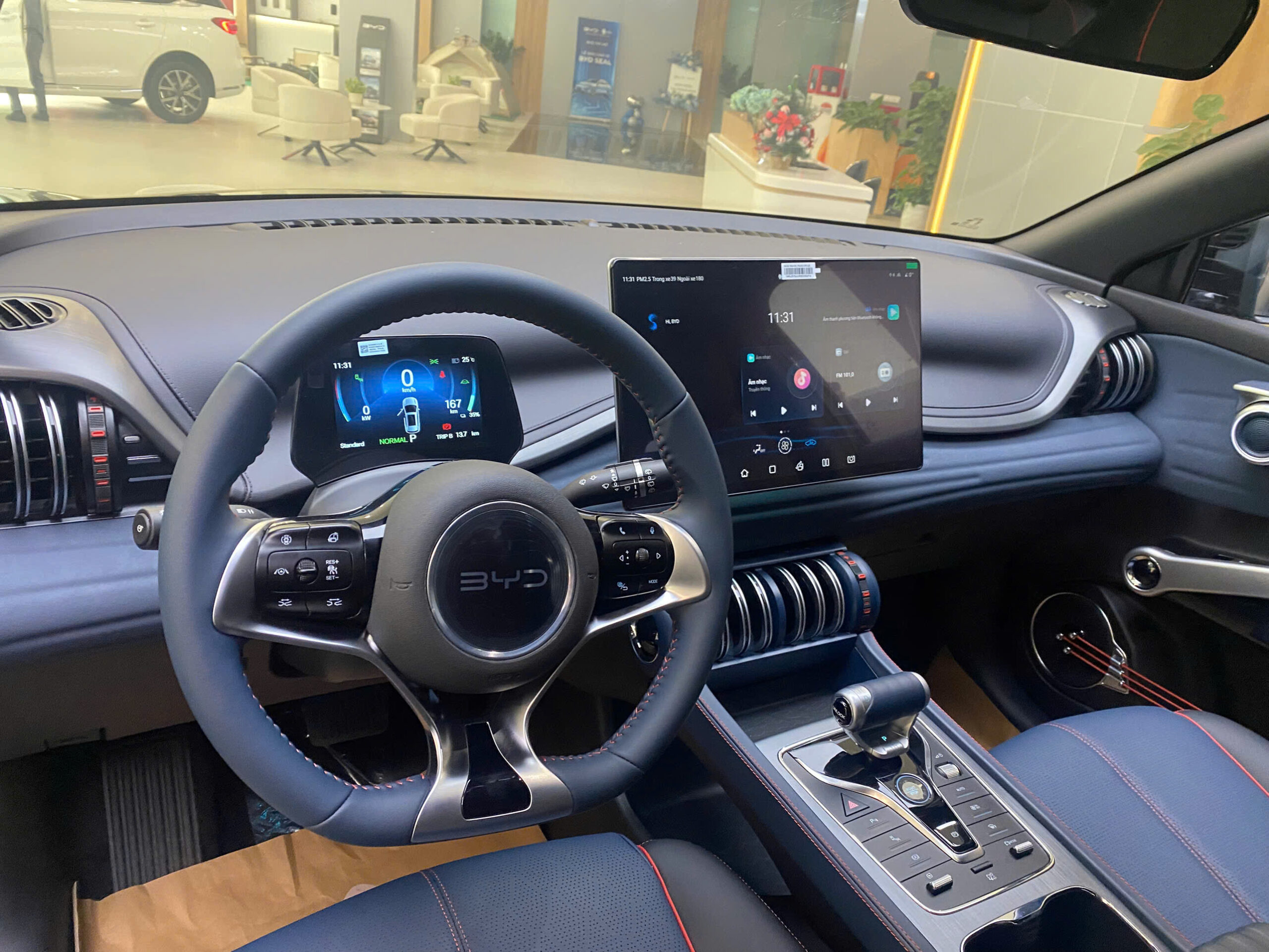 MÀN HÌNH XOAY 360 ĐỘ CỦA XE BYD